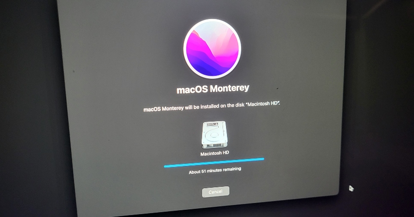 Image of screen while new recovery environment is installing newest MacOS.
